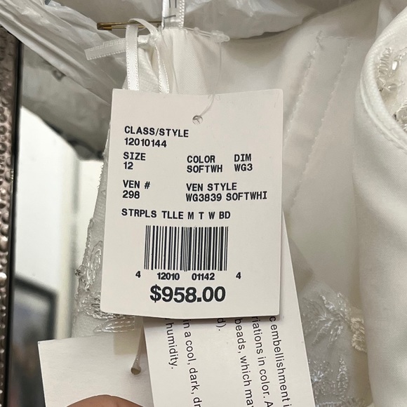 Never used wedding dress !! Only worn when tried on ! JEWEL By David’s Bridal - Picture 14 of 14